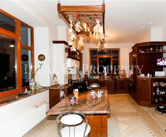 Lieliska savrupmāja Asaros, Jūrmalā, netālu no jūras.